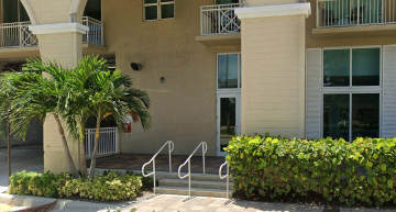 488 N Federal Hwy - Outside Front door